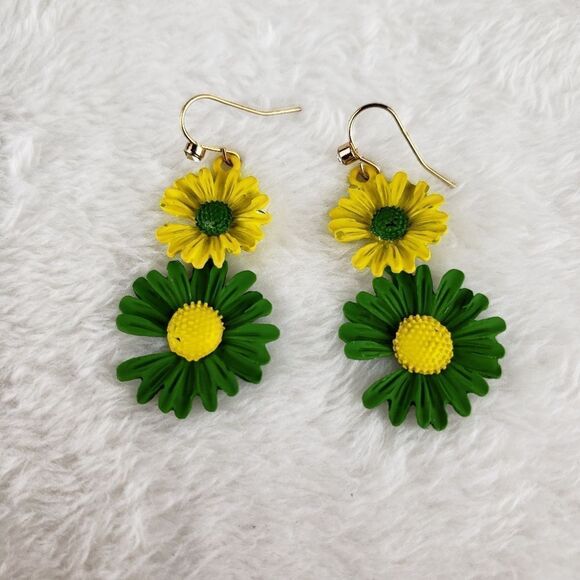 Daisy Drop Tiered Earrings - Picture 3 of 4